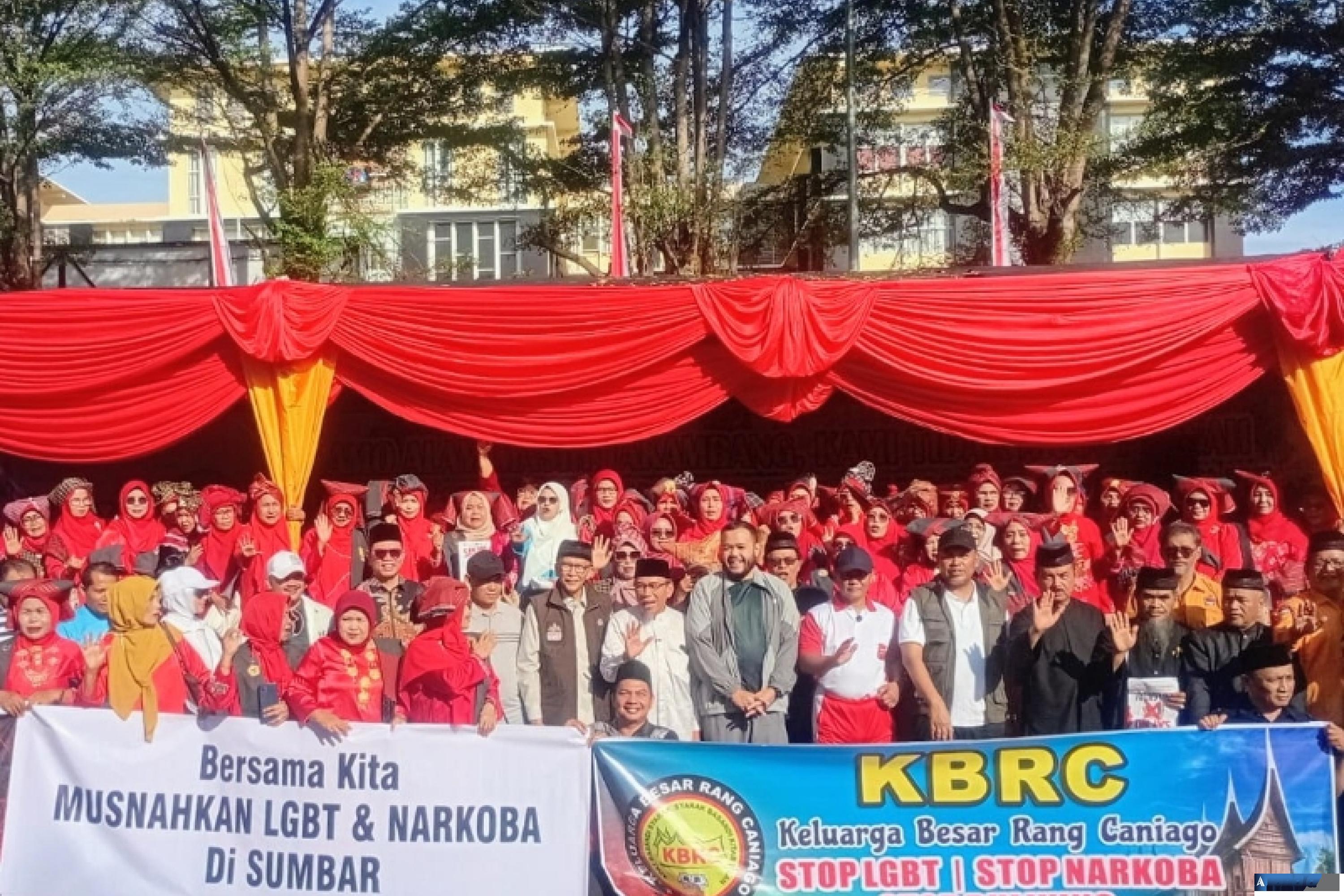 Ketua LKAAM Sumbar, Fauzi Bahar bersama elemen adat dan masyarakat saat deklarasi memberantas narkoba dan LGBT di Ranah Minang, di Padang Minggu pagi (21/6/2026). (dok : arunala.com)