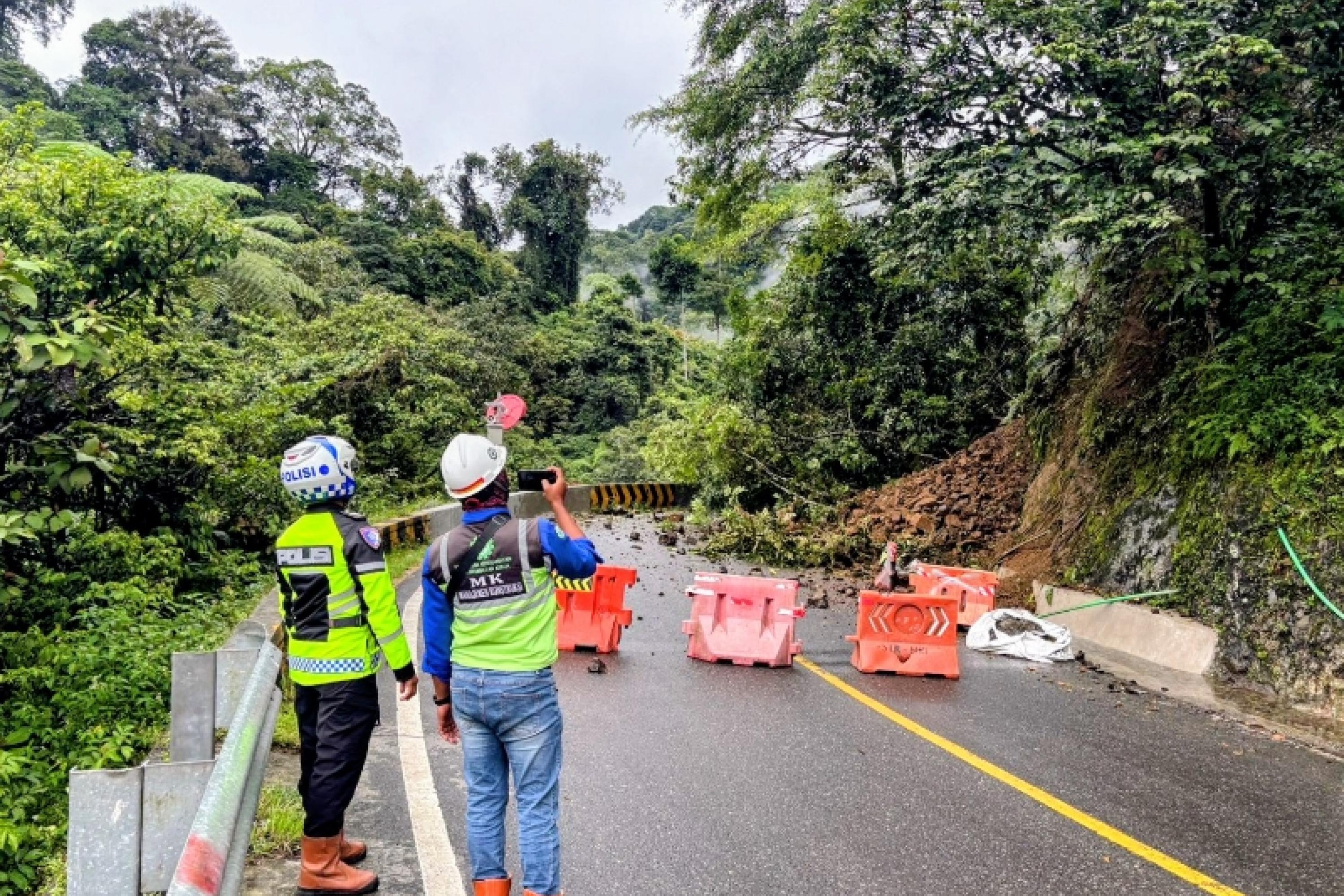Kondisi jalan Lembah Anai yang longsor pada Rabu (24/6/2026) siang. IST