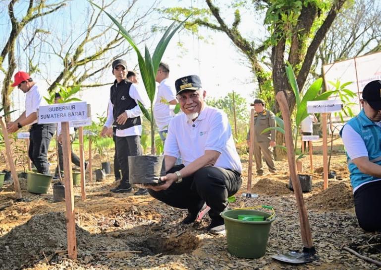 Gubernur Sumbar Mahyeldi menanam pohon di areal kawasan Hutan Kota Malvinas, sempadan Sungai Batang Kuranji, Kota Padang, Jumat (12/6/2026). IST