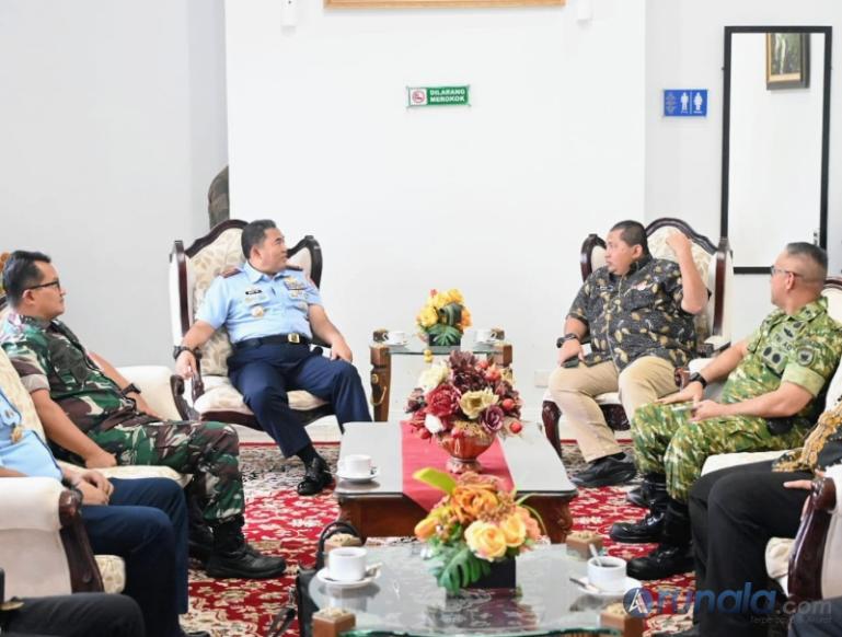 Asisten Administrasi Umum Setprov Sumbar, Medi Iswandi saat menerima rombongan KKDN Perwira Siswa (Pasis) Dikreg Level V Sekolah Staf dan Komando Tentara Nasional Indonesia (Sesko TNI) Tahun Ajaran 2026 di Auditorium Gubernuran, Kamis (11/6/2026). IST
