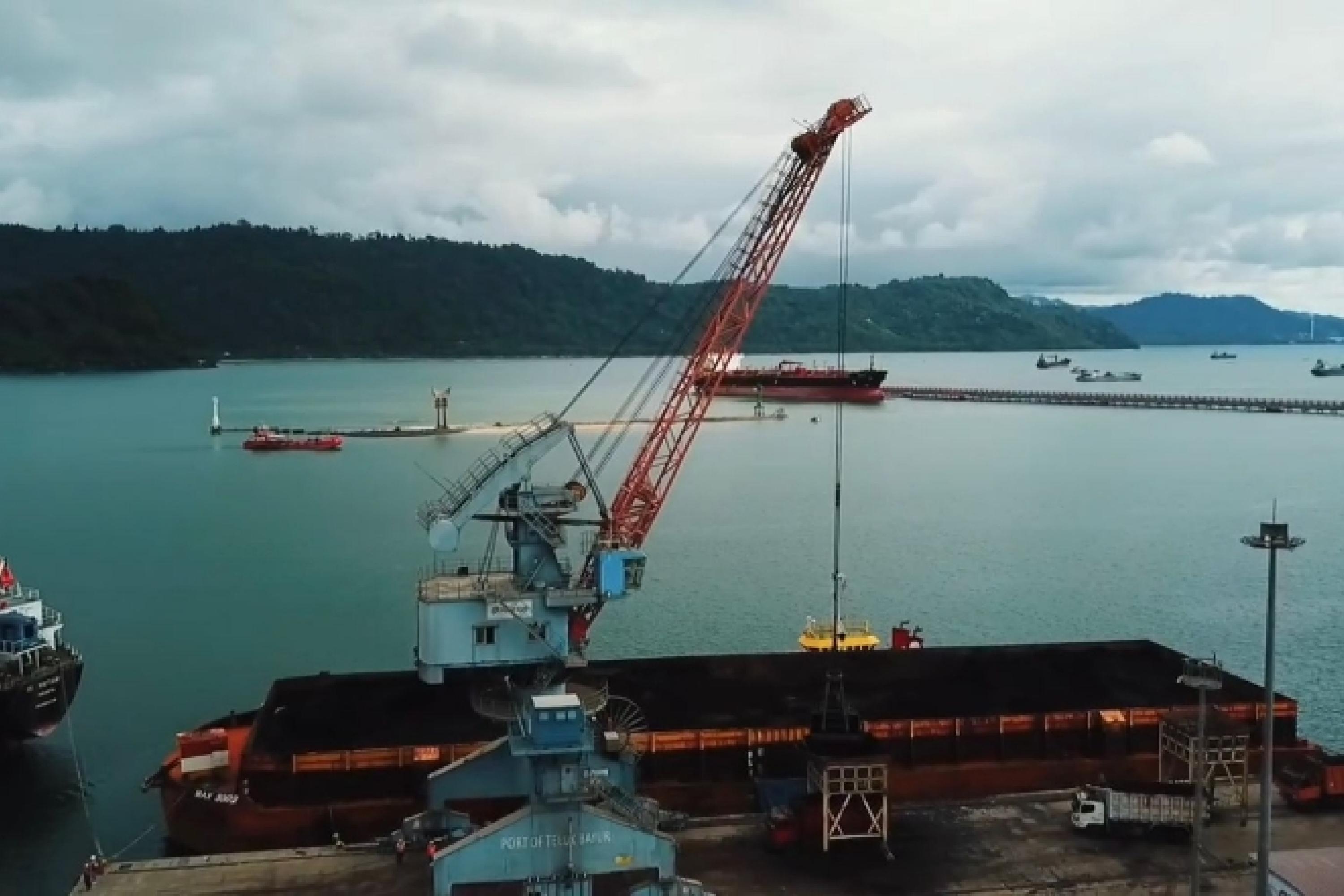 Foto ini mempresentasikan ruang kerja penuh tekanan bagi operator seperti Sugiatno, yang dituintut memiliki kosentrasi baja dan estimasi ruang yang tepat saat mengendalikan sistem rotasi crane di ketinggian. IST
