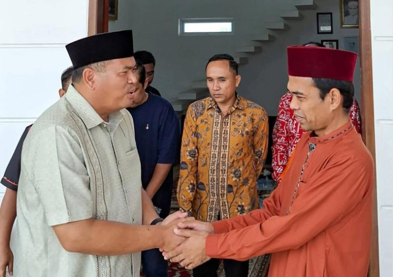 Wali Kota Pariaman, Yota Balad saat mengunjungi ustad kondang UAS di Rumah Omak, Rimbo Panjang, Kabupaten Kampar, Riau, Kamis (7/5/2026). IST