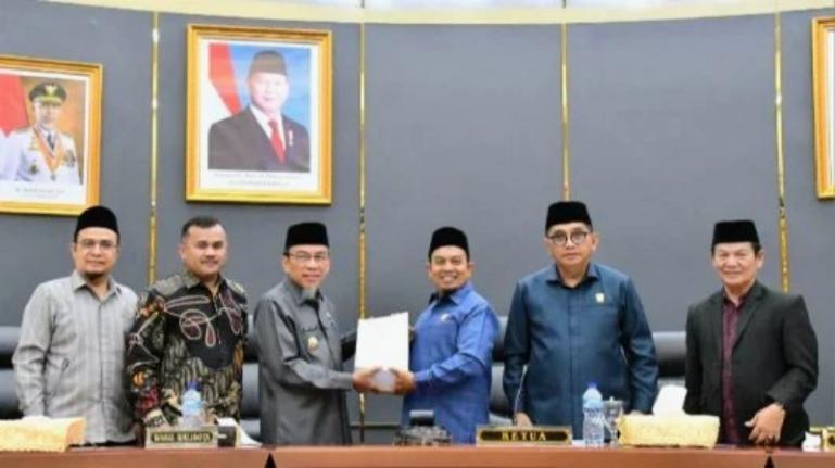 Wawako Maigus Nasir serahkan Ranperda pertanggungjawaban pelaksanaan APBD (LKPD) 2025 kepada Ketua DPRD Kota Padang, Muharlion, Sabtu (6/6/2026). IST