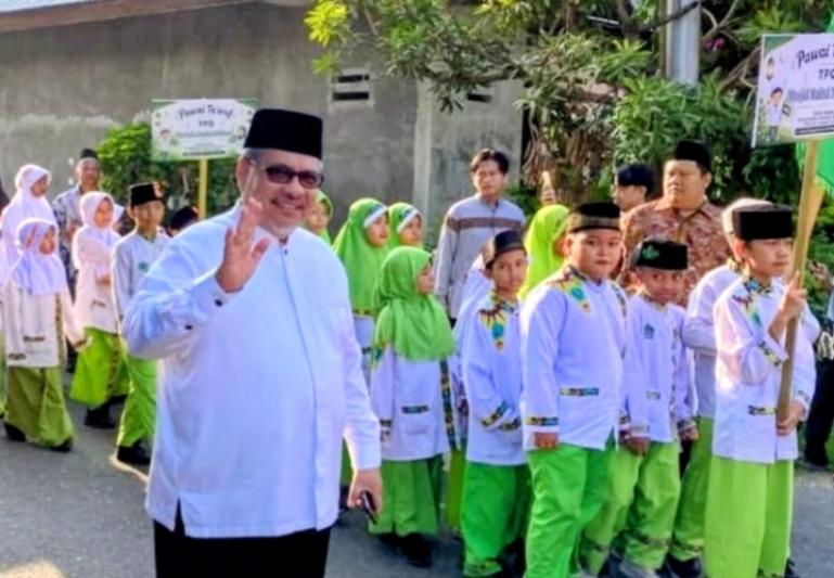 Ketua DPRD Sumbar Muhidi saat melepas peserta pawai Khatam Al Quran Perdana TPQ TQA Masjid Al Huda, Jati, Kota Padang, Minggu siang (7/6/2026). IST