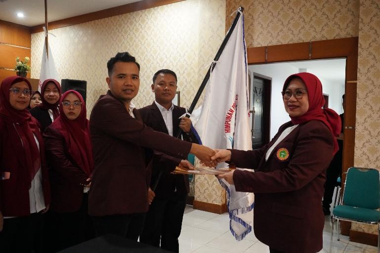 Ketua Pengurus Pusat HIPPII, Dr. Ns. Elis Puji Utami, S.Kep., MPH, FISQua melantik Ketua PW HIPPII Sumbar Ns. Morsi, S.Kep, CB.IPCN, CIPP. IST