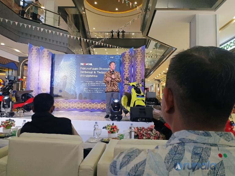 CEO PT Indomobil Emotor Internasional, Pius Wirawan saat presentasi motor listrik QT dalam kegiatan peluncuran regional di Basko City Mall Padang, Kamis (4/6/2026). (dok : arunala.com)