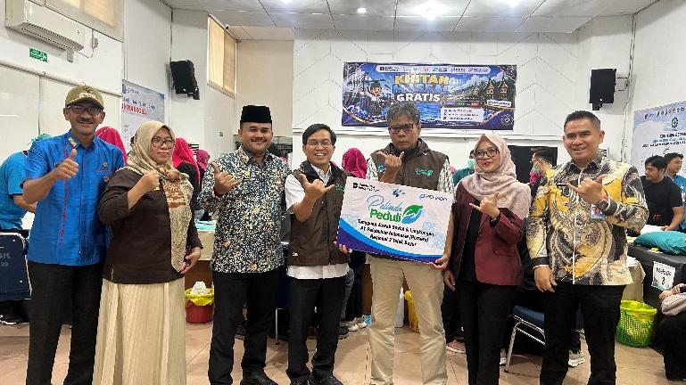 Sekretaris Kota Padang, Raju Minropa dan General Manager PT Pelabuhan Indonesia (Persero) Regional 2 Teluk Bayur, Ferrial Dunan Sidabutar bersama anak-anak khitanan. IST