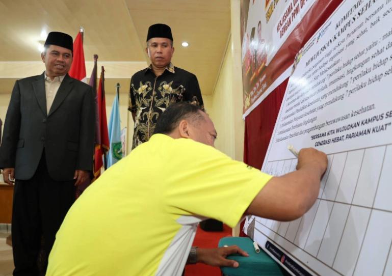 Wakil Wali Kota Pariaman, Mulyadi saksikan penandatanganan spanduk komitmen bersama dari salah satu peserta saat peluncuran program Gerakan Kampus Sehat 2026, Jumat (22/5/2026). IST