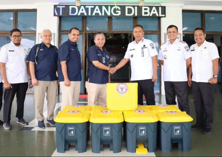 Wakil Wali Kota Pariaman, Mulyadi menerima bantuan tong sampah terpilah yang diserahkan PT Semen Padang, Rabu (6/5/2026). IST