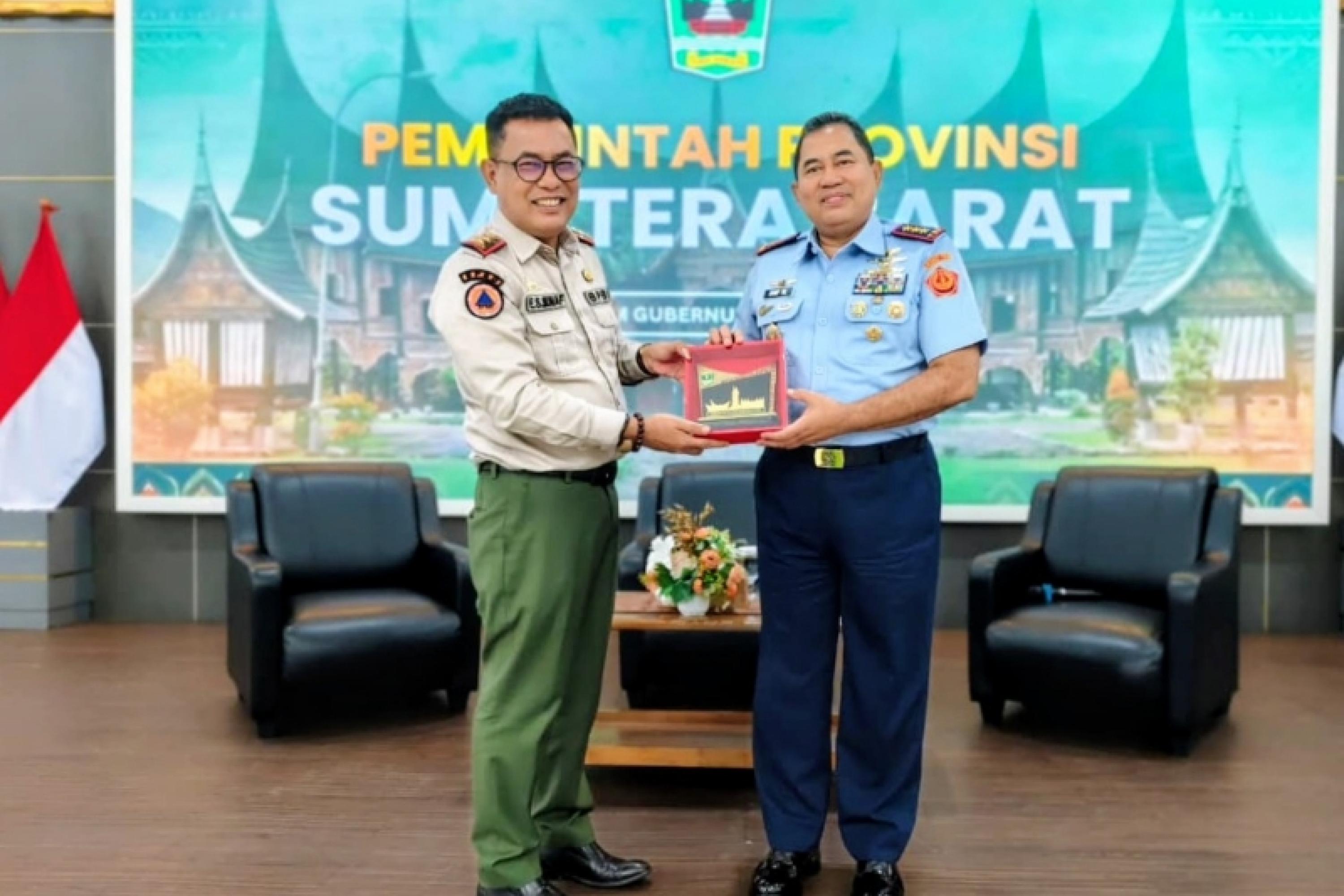 Kepala Pelaksana BPBD Sumbar, Era Sukma Munaf serahkan kenang-kenangan kepada Komandan Sesko TNI, Marsekal Madya TNI Arif Widianto, di Padang, Selasa (9/6/2026). IST