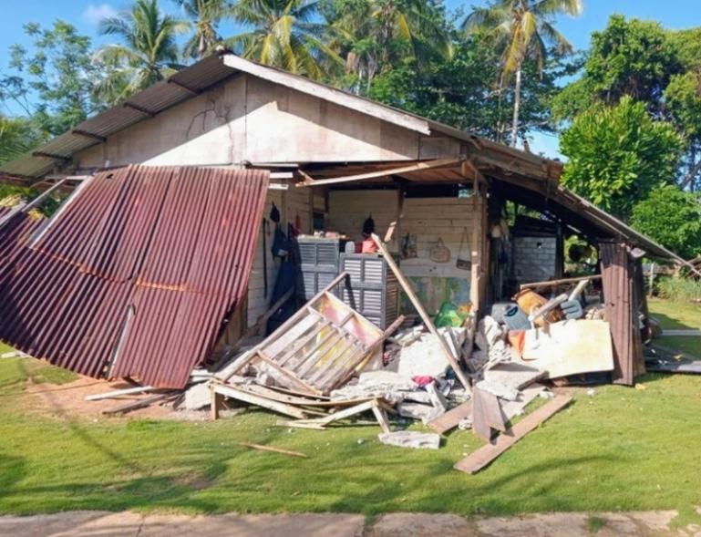 Salah satu rumah warga yang rusak pascagempa melanda Kabupaten Kepulauan Sangihe, Provinsi Sulawesi Utara, pada Senin pagi (8/6/2026). (dok : bnpb)