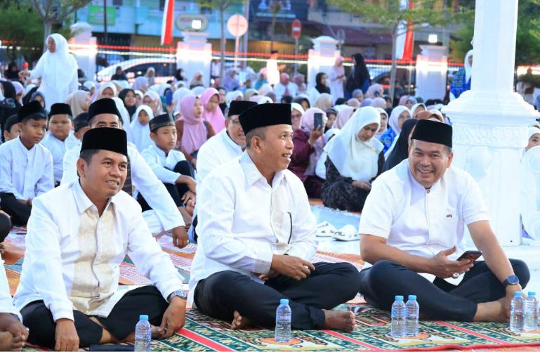 Wali Kota Yota Balad bersama Wakil Wali Kota Mulyadi dan warga hadiri peringatan Tahun Baru Islam 1 Muharram 1448 Hijriyah/2026 Masehi, di Halaman Balaikota Pariaman, Selasa (16/6/2026). IST