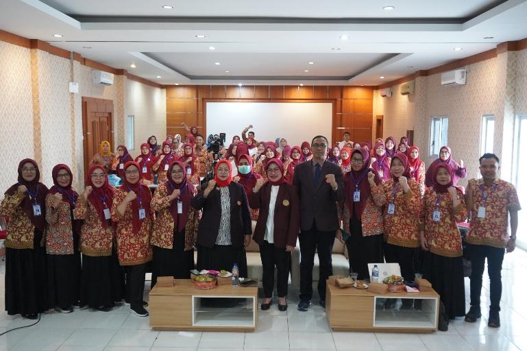 Foto bersama usai pembukaan Seminar Pencegahan dan Pengendalian Infeksi (PPI) sekaligus Kongres Wilayah II HIPPII Sumbar, Sabtu (20/6/2026). IST