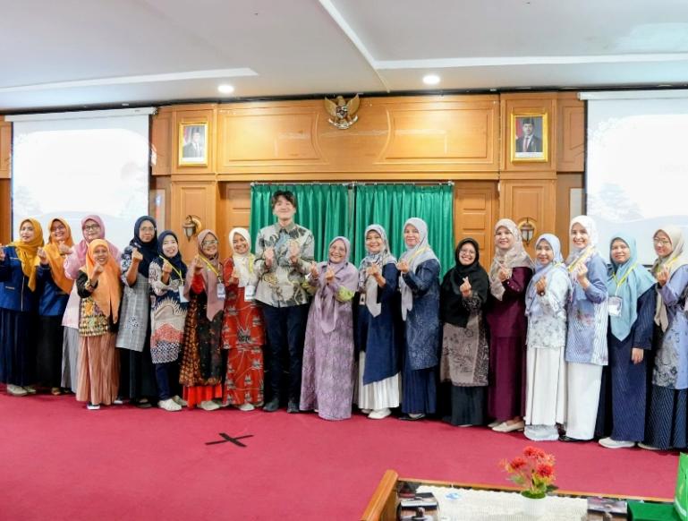Peserta seminar ASPBJI Korwil Sumbar--Riau 2026 bersama pemateri dari The Japan Foundation Jakarta, Sawaki Sho Sensei, di Kampus Unand, Rabu (24/6/2026). IST