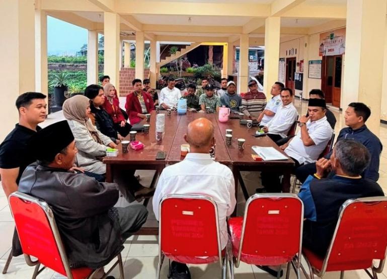 Mahasiswa Fakultas Hukum Universitas Muhammadiyah Malang saat magang bahas kasus  bersama pengacara dari kantor Advokat MSA & Partners Lawfirm. IST