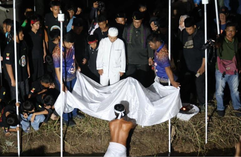 Wakil Wali Kota Pariaman, Muyadi saksikan prosesi Maambiak Tanah, yang jadi rangkaian awal pembuatan Tabuik Subarang di Desa Pauh Timur, Pariaman Tengah, Selasa malam (16/6/2026). IST