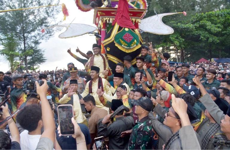 Wamen Kebudayaan Giring Ganesha berbaur dengan lautan manusia saat Puncak Pesona Budaya Hoyak Tabuik Piaman 2026 di Lapangan Parkir Muaro Pantai Gandoriah Pariaman, Minggu sore (28/6/2026). IST