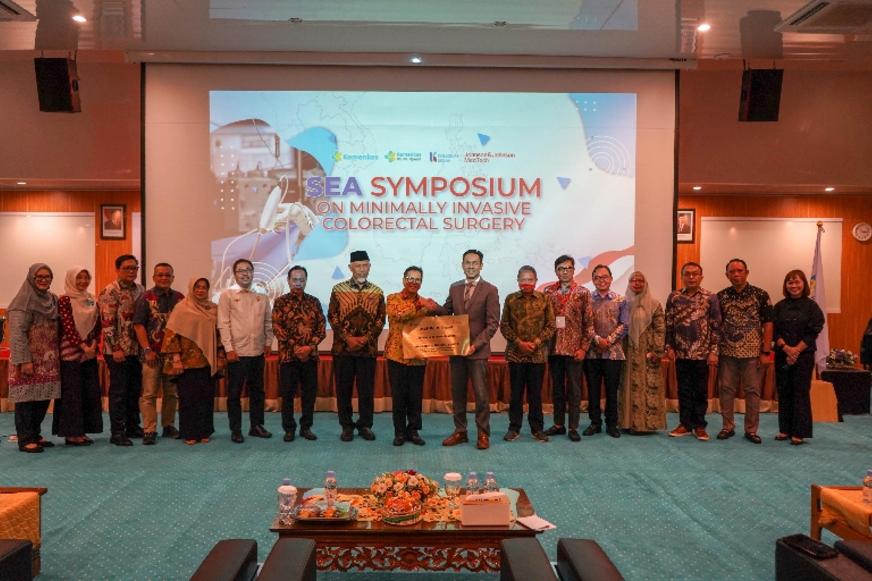 RSUP Dr. M. Djamil mengukuhkan posisinya di kancah medis internasional setelah resmi ditetapkan sebagai Indonesia Centre of Minimally Invasive Surgery (ICMIS) sekaligus Southeast Asia (SEA) Centre of Excellence in Minimally Invasive Colorectal Surgery. IST