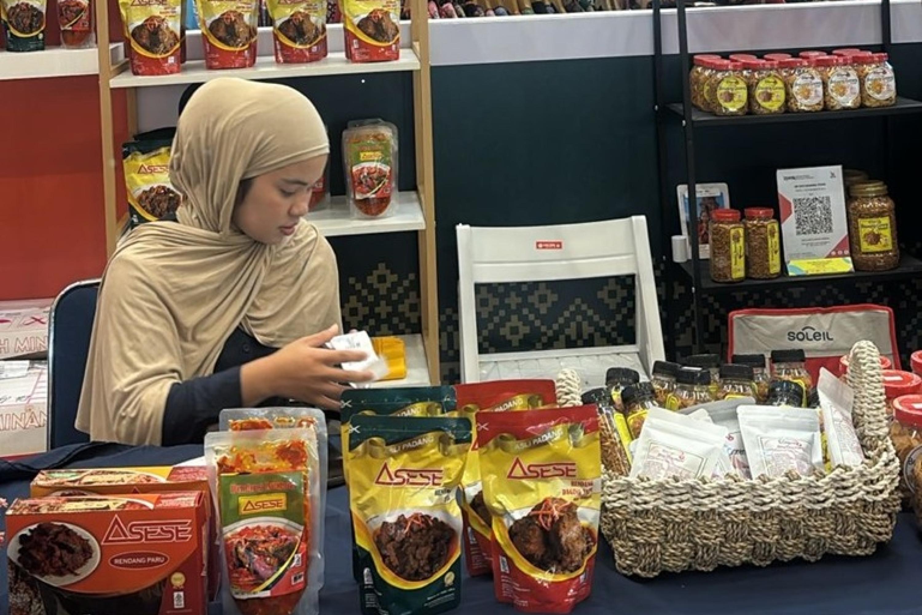 Kesibukan salah satu petugas di stan 'WONDR FOOD' saat menyiapkan kemasan Rendang Asese untuk pembeli saat pameran Dhawa Festival (Dhawafest) Pesona 2026 yang berlangsung di Gedung Dhanapala, Kompleks Kemenkeu, Jakarta, pada 4--6 Maret lalu. Dukungan BNI menjadi saksi popularitas hidangan khas Padang ini. IST