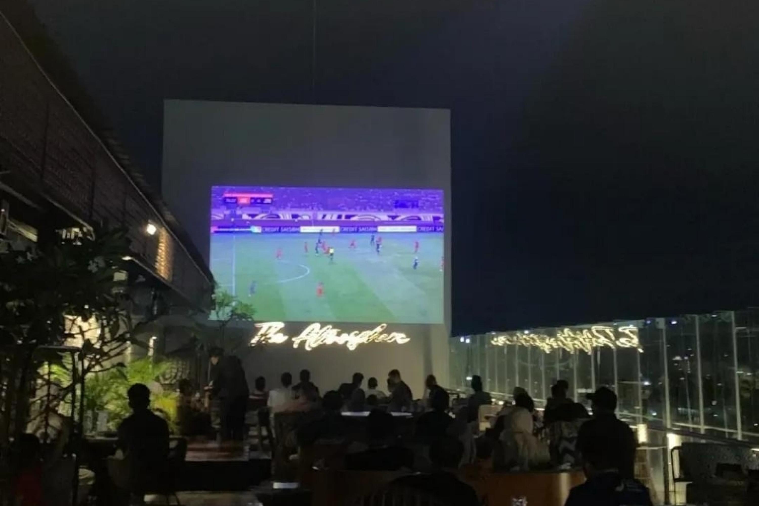 Menyambut dan memeriahkan ajang terakbar World Cup 2026, Atmosphere Sky Lounge yang berada di lantai tertinggi Hotel Santika Premiere Padang secara resmi menghadirkan program khusus bertajuk The Atmo Sports Bar. IST