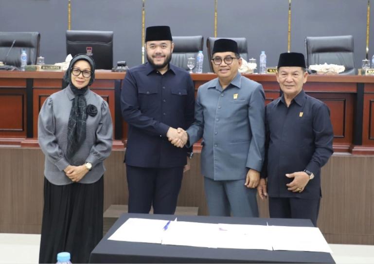 wakil ketua DPRD Mastilizal Aye bersalaman dengan Wali Kota Padang Fadly Amran seusai penandatanganan naskah pesetujuan KUA PPAS APBD Kota Padang 2026 di ruang sidang utama DPRD Kota Padang, Sabtu (27/6/2026). IST