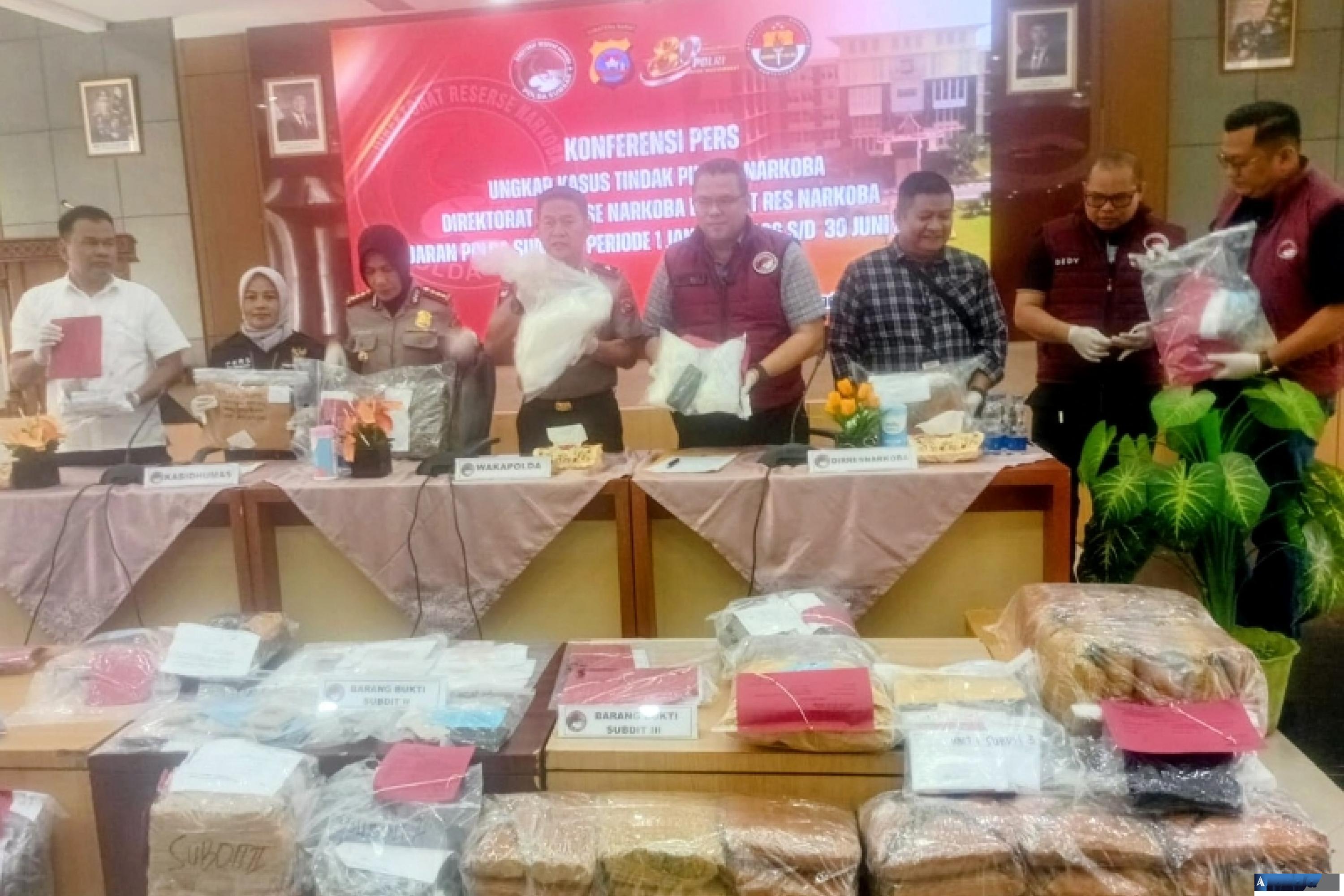 Wakapolda Sumbar Brigjen Pol Solihin beri penjelasan soal hasil tangkapan narkoba saat konferensi persnya, Selasa (30/6/2026). (dok : arunala.com)