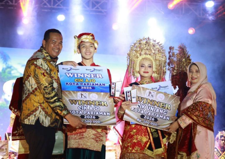 Wali Kota Yota Balad bersama Ketua TP PKK Kota Pariaman, Ny Yosneli Balad serahkan penghargaan kepada pemuncak pemilihan Cik Uniang dan Cik Ajo Kota Pariaman 2026, Kamis malam (25/6/2026). IST