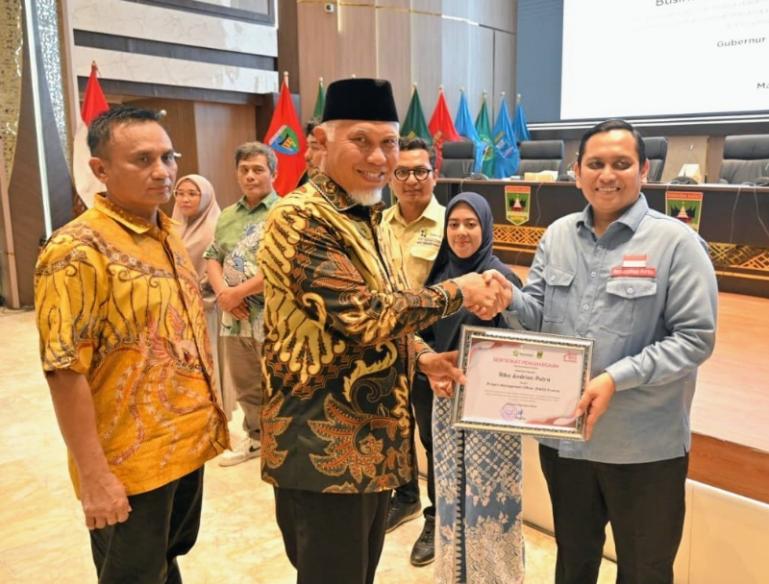 Gubernur Mahyeldi serahkan penghargaan kepada PMO dan Business Assistant berprestasi yang sukses lakukan pemdampingan KDMP di Sumbar, Sabtu (6/6/2026). IST