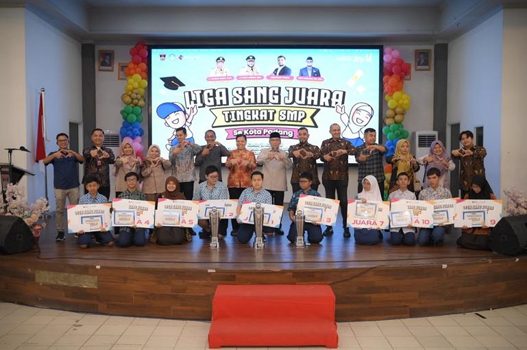 General Manager Mobile Consumer Business Sumbagteng Telkomsel, Dedfriady Masta dan Wakil Wali Kota Padang, H. Maigus Nasir, M.Pd bersama pemenang Liga Sang Juara Tingkat SMP se-Kota Padang. IST