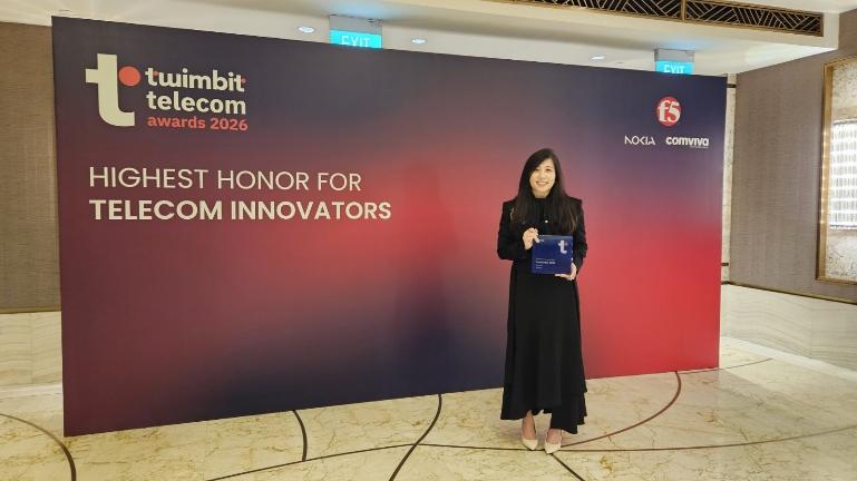 Direktur IT Telkomsel, Joyce Shia, turut meraih Twimbit Trailblazer Award. IST