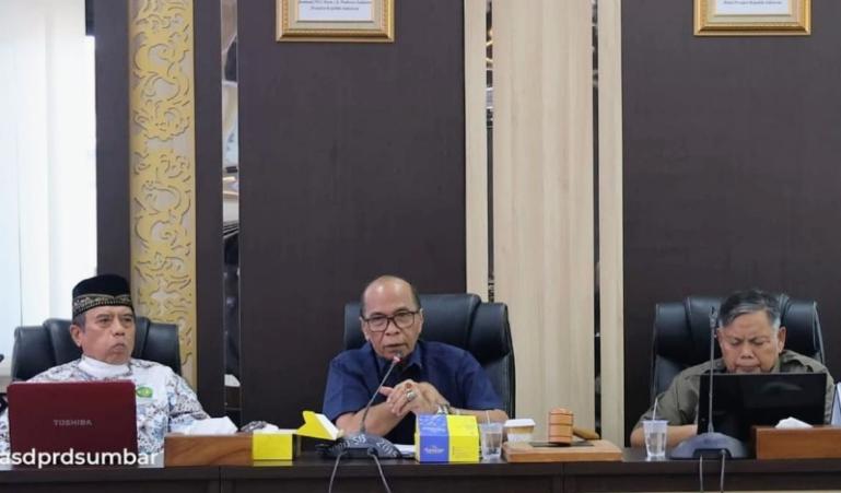 Tim ahli DPRD Sumbar saat membahas keberadaan Perda No.5/2020 di salah satu ruang rapat gedung DPRD Sumbar, Rabu (10/6/2026). IST