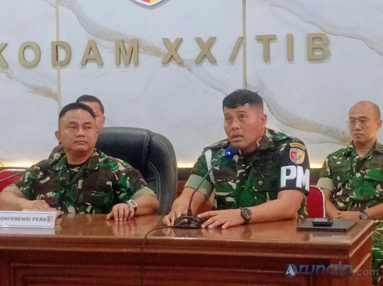 Komandan Pomdam XX TIB, Kolonel CPM Laksono Puji Lisdianto, didampingi Kapendam XX/TIB, Kolonel Kav Taufiq saat jumpa pers dengan wartawan, Rabu (3/6/2026). (dok : arunala.com)