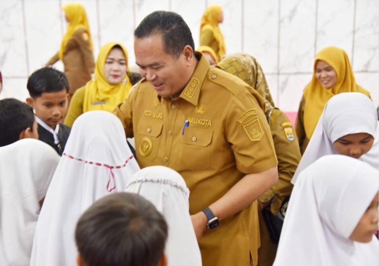 Wali Kota Yota Balad menyalami anak sekolah yang bakal ikut FLS3N se Kota Pariaman, Senin (18/5/2026). IST