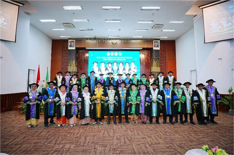 Tujuh guru besar dikukuhkan bersama Rektor Unand Efa Yonnedi, Ph.D, Dekan, Senat. IST