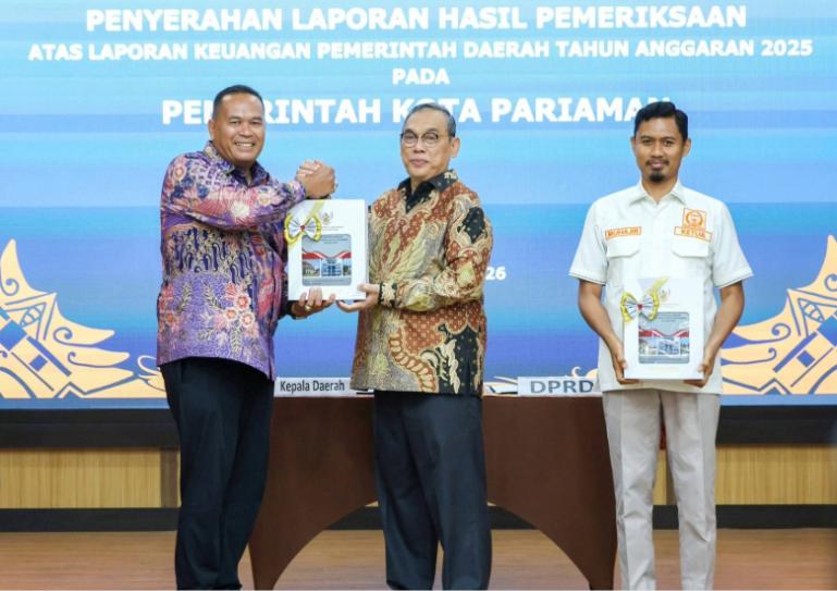 Wali Kota Yota Balad didamping Ketua DPRD Kota Pariaman, Muhajir Muslim saat menerima predikat WTP 2026 dari  Kepala Perwakilan BPK RI Sumbar, Sudarminto, di Padang, Jumat (29/5/2026). IST
