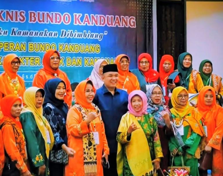 Wakil Ketua DPRD Sumbar, Nanda Satria bersama para bundo kanduang saat pelaksanaan bimtek di Bukittinggi, Minggu (7/6/2026) lalu. IST