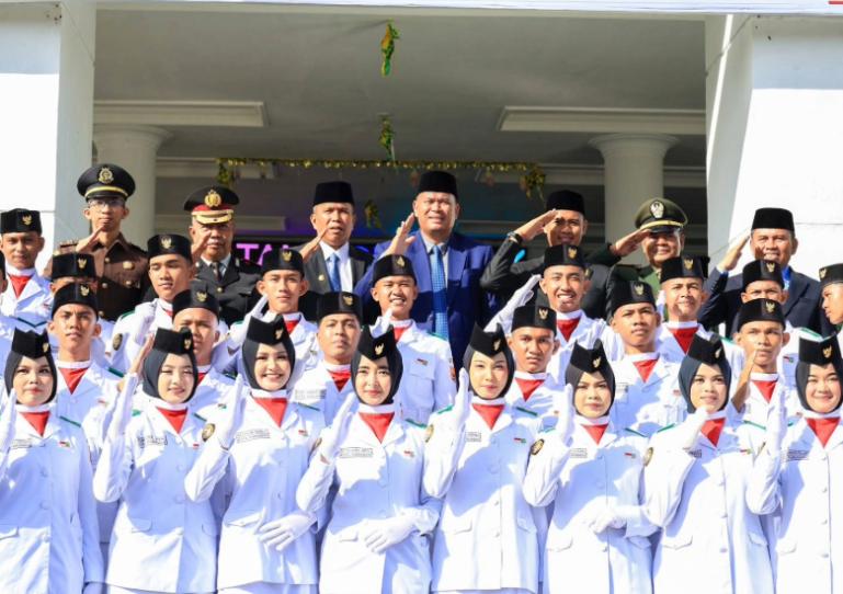 Walo Kota Yota Balad bersama anggota Paskibra seusai pimpin upacara Hari Lahir Pancasila di Pemko Pariaman, Senin (1/6/2026). IST