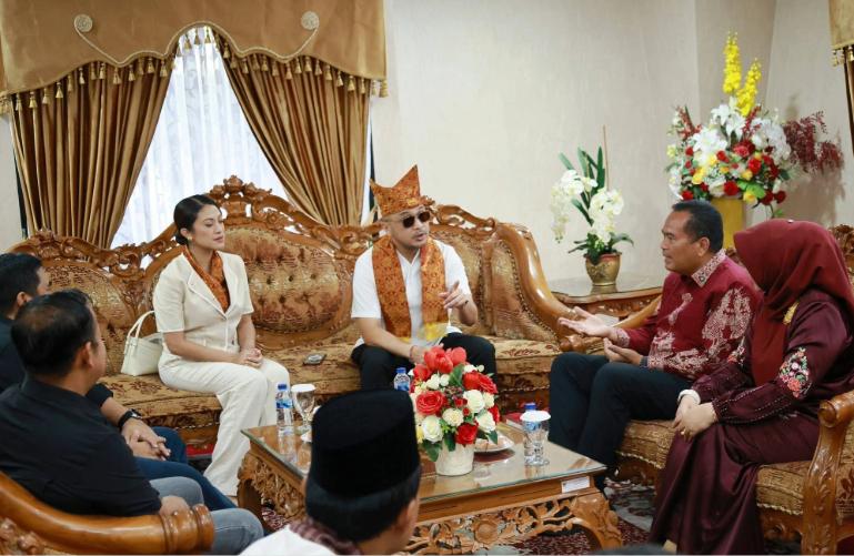 Wali Kota Pariaman, Yota Balad saat menyambut kedatangan Wamen Kebudayaan RI, Giring Ganesha bersama rombongan di BIM, Minggu (28/6/2026). IST