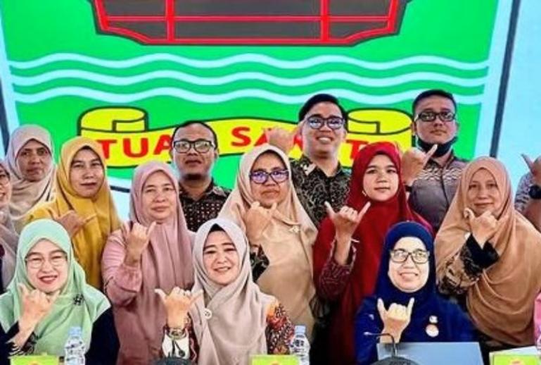 Anggota Komisi V DPRD Sumbar, Yesi Endriani bersama para guru wali kelas saat bimtek di Bukittinggi, Kamis, (11/6/2026). IST