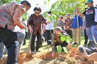 Gubernur dan Kakak Kandung Presiden Prabowo Tanam Pohon Bersama di Unand