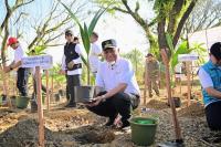 Mahyeldi Tanam Pohon di Hutan Kota Malvinas, Serukan Aksi Nyata Cegah Banjir dan Krisis Iklim
