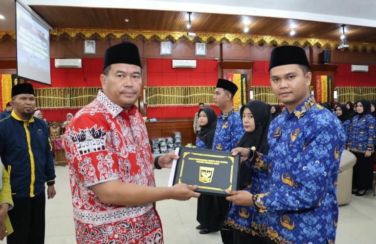 Wali Kota Yota Balad serahkan SK 100 persen kepada 150 PNS baru pada Pemko Pariaman, Jumat (24/7/2026). IST