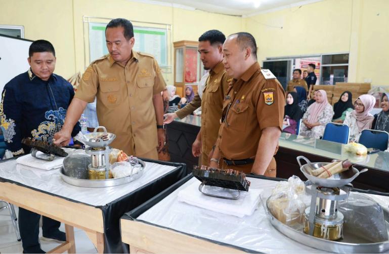 Wali Kota Yota Balad melihat dari dekat alat untuk membuat Batik Cap, yang akan diajarkan kepada 20 orang dalam membuat batik tersebut, Selasa (7/7/2026). IST