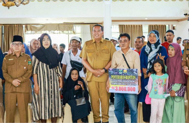 Wali Kota Pariaman, Yota Balad didampingi Kepala Dinas Sosial Sumbar, Syaifullah, Kepala Dinas Sosial Kota Pariaman, Rozi Kosmadi di Pandopo rumah dinas wali kota, Senin (13/7/2026). IST