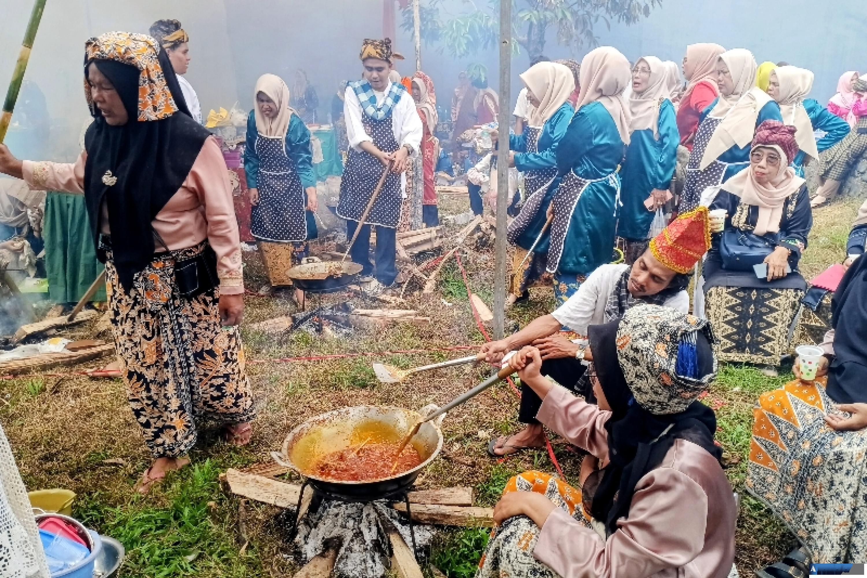 Peserta lomba membuat randang dalam festival Anak Nagari Nan XX Kecamatan Lubeg, Sabtu (11/7/2026). (dok : arunala.com)