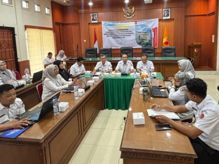 Ketua Bawaslu Sumbar, Alni didampingi Kepala Sekretariat Bawaslu Sumbar, Rinaldi Aulia saat gelar monev serapan anggaran triwulan I 2026, di Padang, Rabu (22/7/2026). IST