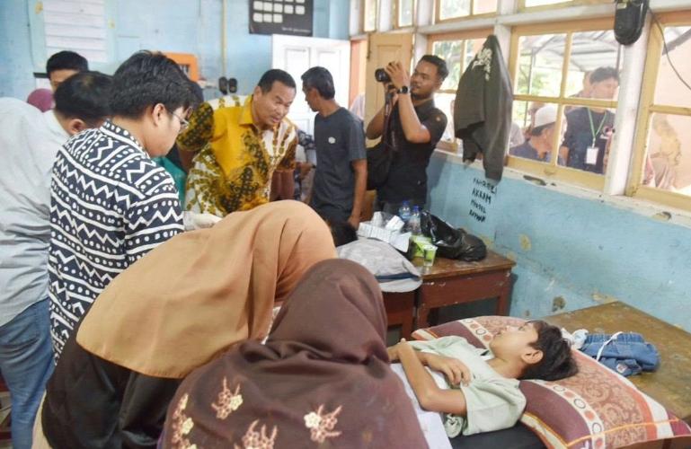 Wali Kota Pariaman, Yota Balad saksikan proses khitan massal yang diadakan alumni SMAN 1 Pariaman, Angkatan 96 di aula lantai dua sekolah tersebut, Minggu pagi (5/7/2026). IST
