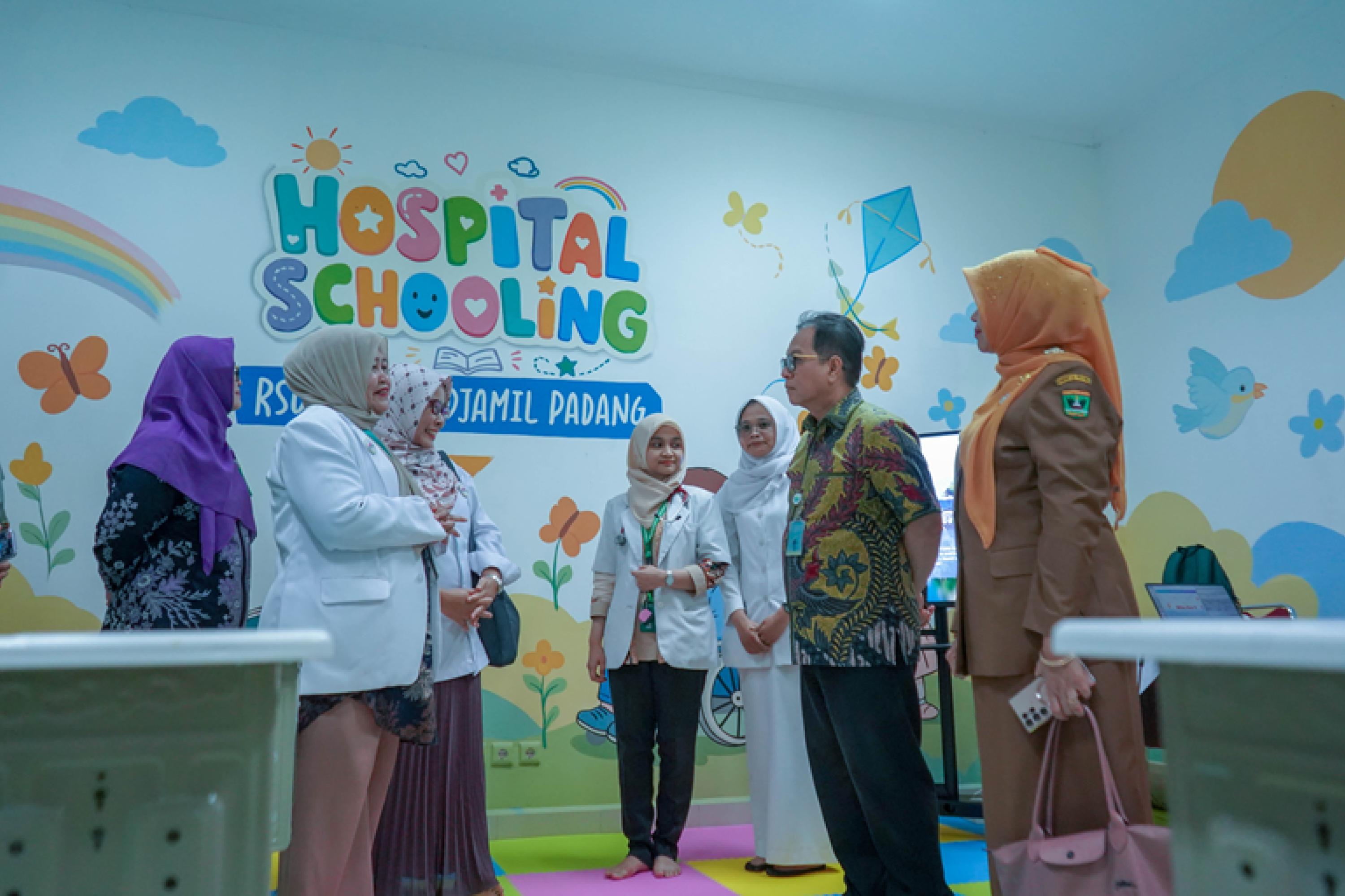 Direktur Utama RS M. Djamil, Dr. dr. Dovy Djanas, Sp.OG, KFM, MARS, FISQua, bersama Kepala Dinas Kesehatan Provinsi Sumatera Barat, dr. Aklima, MPH meninjau hospital schooling usai peresmian, Selasa (14/7/2026). Humas RS M. Djamil