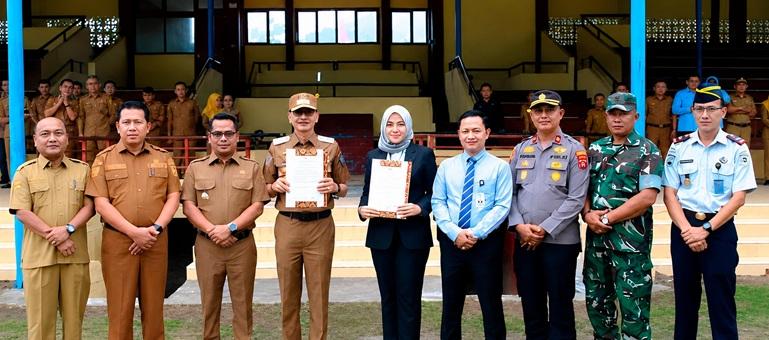 Pemimpin Bank Nagari Painan Rahmadani bersama Bupati Pesisir Selatan Hendrajoni memperlihatkan nota kesepahaman, Senin (20/4/2026). IST