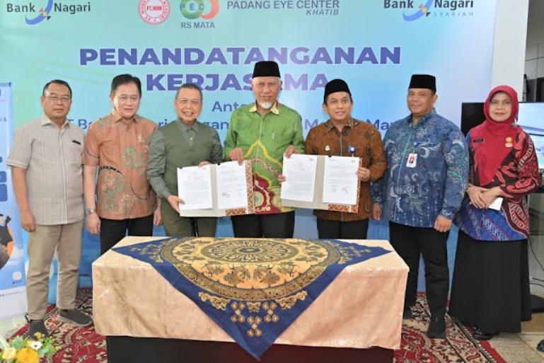 Direktur Utama Bank Nagari Gusti Candra bersama Direktur PT Muda Medika Mandiri, dr. Heksan, Sp.M memperlihatkan nota kesepahaman, Kamis (23/7/2026). Turut disaksikan Gubernur Sumbar Mahyeldi Ansharullah. IST